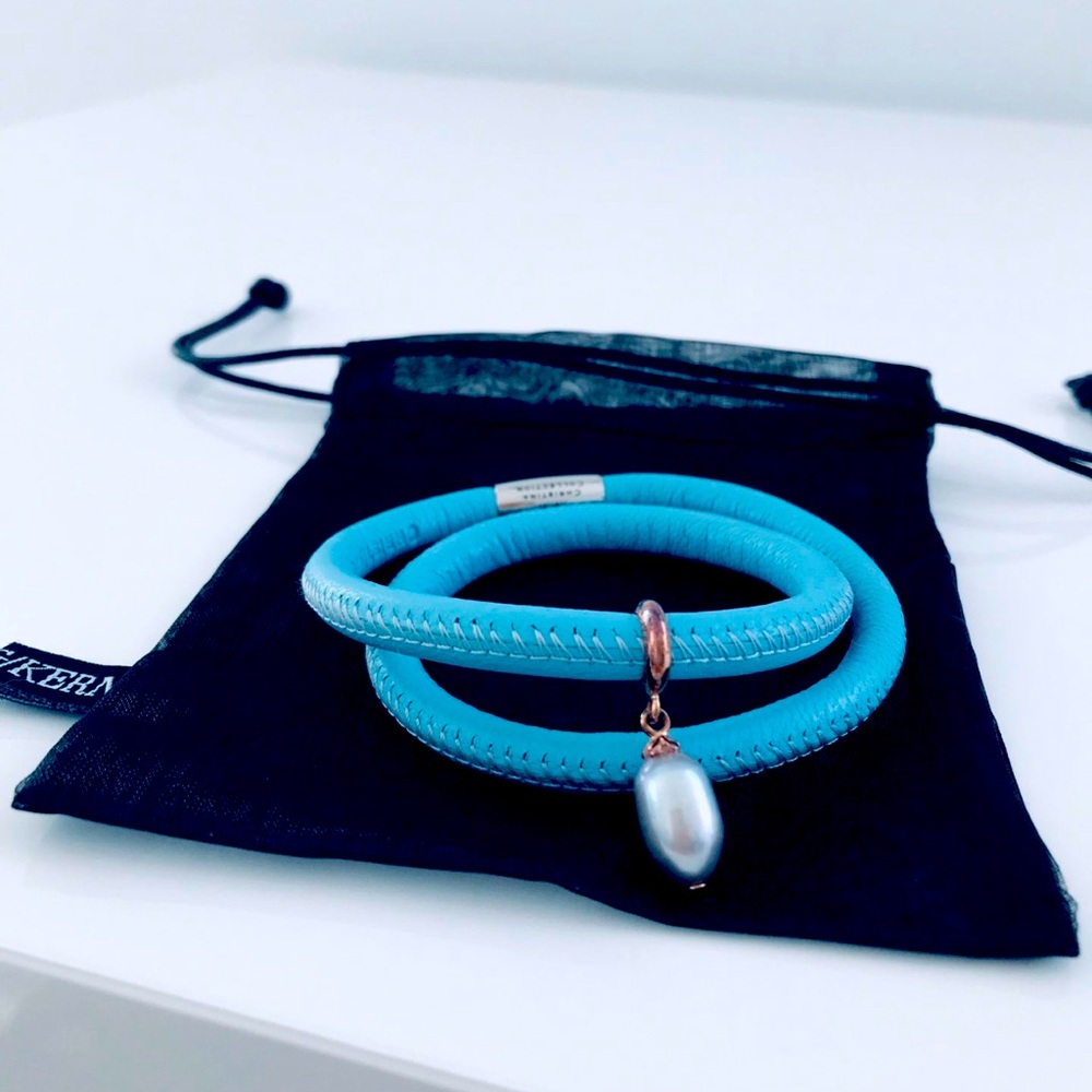 Leather double bracelet with dangling Pearl and jewelry pouch.
